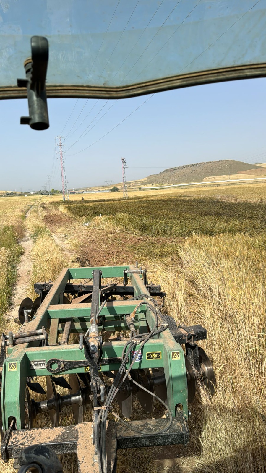 Elektrik direğinden çıkan kıvılcım tarım arazisine düştü: Çiftçiler mağduriyetlerinin giderilmesini istiyor